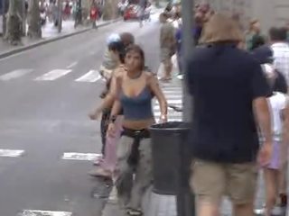 Άριστη φιλενάδα με μεγάλος βυζιά περίπατος επί δρόμος