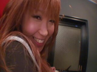 Непристойна японська молодий жінка треться її клітор до пісяти в a бар туалет | xhamster