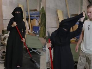 Tour di sederona - musulmano donna sweeping pavimento prende noticed da sessuale suscitato americano soldato