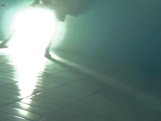 Veeall täiskasvanud klamber juures a bassein juures öö, tasuta täiskasvanud film 99