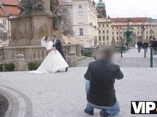 Vip4k diva në bridal fustan sucks strangersâ penis dhe