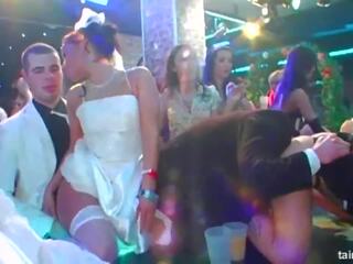 Супер сладострастен brides смуча голям петли в публичен: безплатно секс клипс 5e