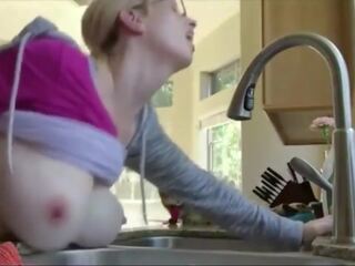 बस्टी चीटिंग वाइफ टक्कर लगी है पर किचन counter: फ्री x गाली दिया चलचित्र 8d | xhamster