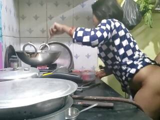 ইন্ডিয়ান bhabhi cooking মধ্যে রান্নাঘর এবং ভাই মধ্যে আইন. | xhamster