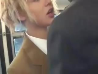 Blond deity sucer asiatique adolescents bite sur la autobus