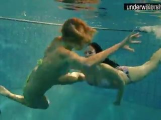 Twee aanlokkelijk amateurs tonen hun lichamen af onder water-