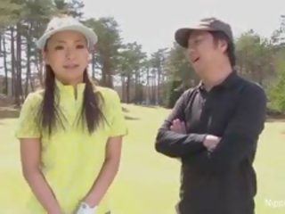 青少年 golfer 得到 她的 粉红色 捣烂 上 该 绿色!