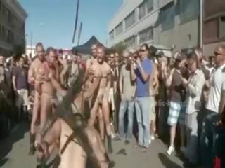 Julkinen plaza kanssa riisuttu miehet prepared varten villi coarse väkivaltainen homo ryhmä seksi video-
