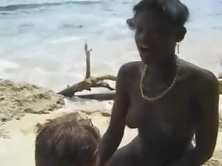 Poilu africain adolescent baise euro copine en la plage