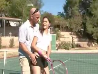 Incondicional sexo vídeo em o tenis tribunal
