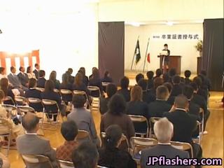 اليابانية حلوة خلال graduation